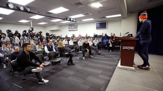 media-circus-nfl-teams-reporters-restrictions.jpg